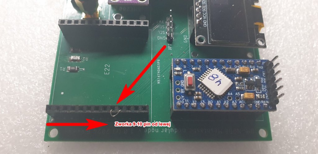 Zworka pomiędzy  9 i 10 pinem E22 (od lewej)