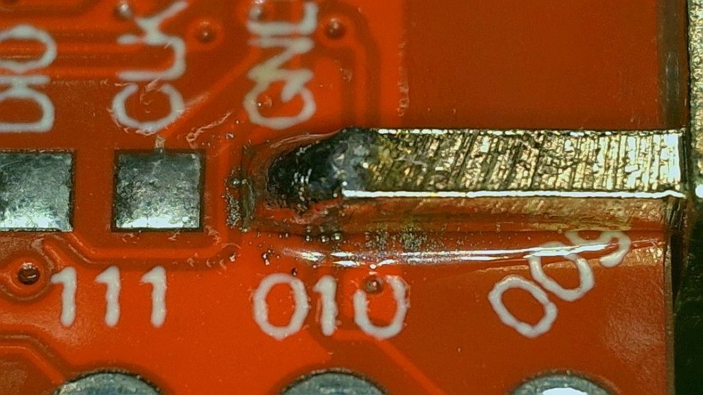 Przylutowanie piny masy