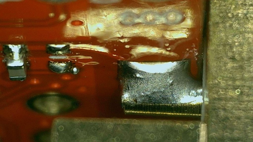 Przylutowanie pinu sygnału, widok pod innym kątem