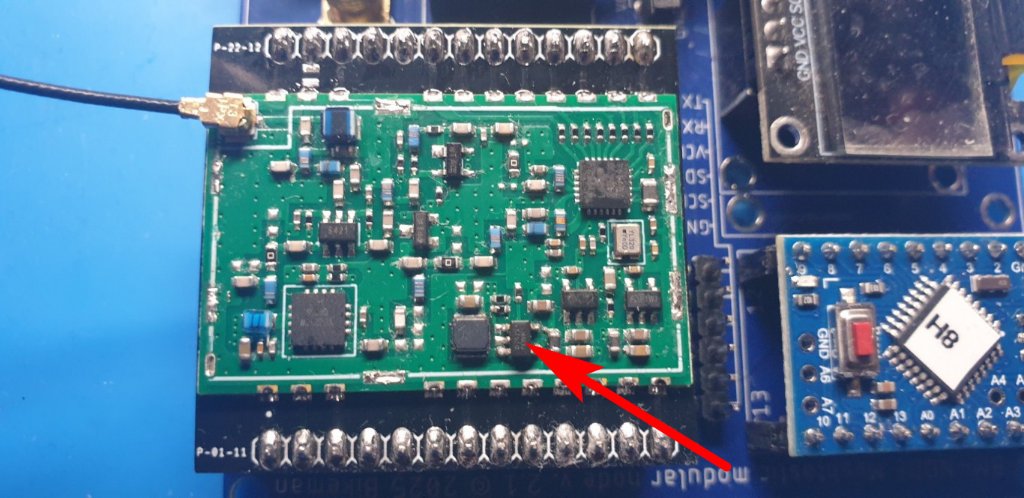 Wylutowujemy regulator, zaznaczony na obrazku