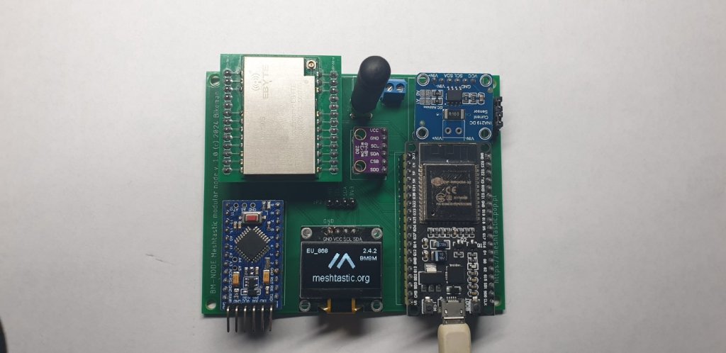 Uruchomiona kompletna płyta główna z anteną wyprowadzoną przez gniazdo SMA